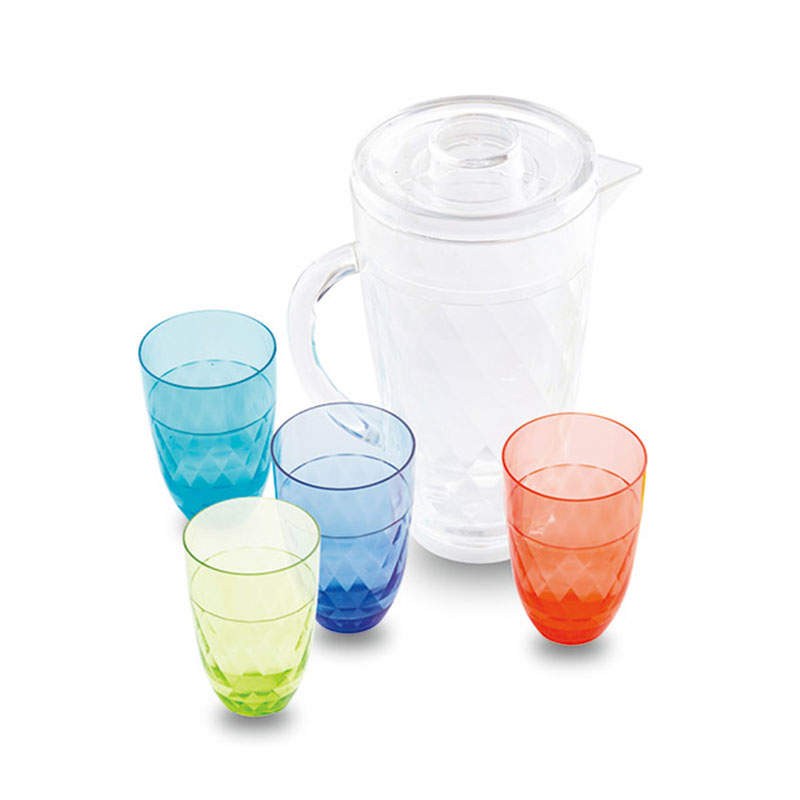 4개의 컵이 있는 투수