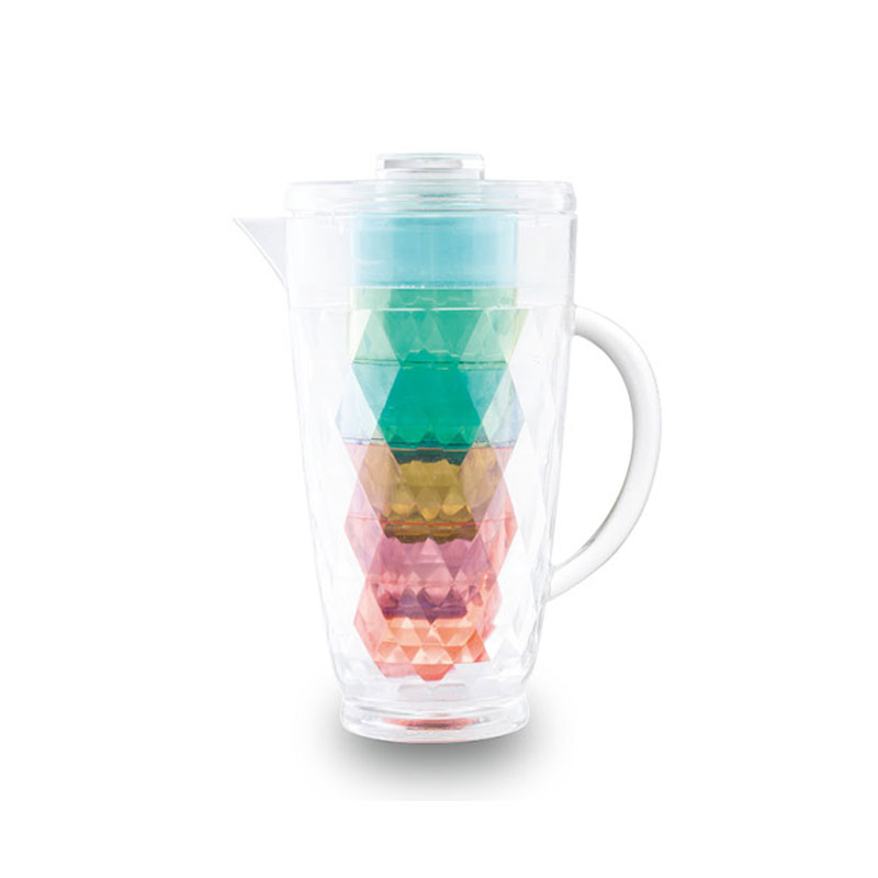 4개의 컵이 있는 투수